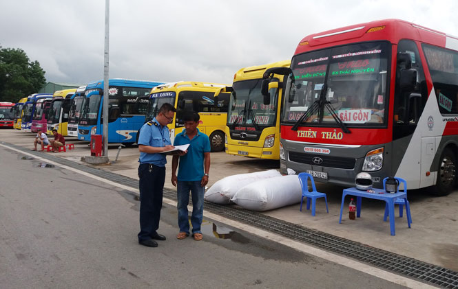  Lực lượng chức năng hướng dẫn lái xe vào vị trí đón trả khách đúng vị trí quy định. 