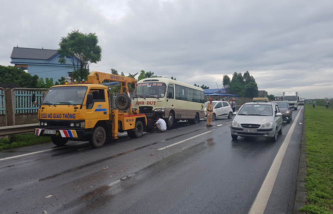  Lực lượng chức năng nhanh chóng giải quyết vụ việc để giải tỏa đoạn đường.