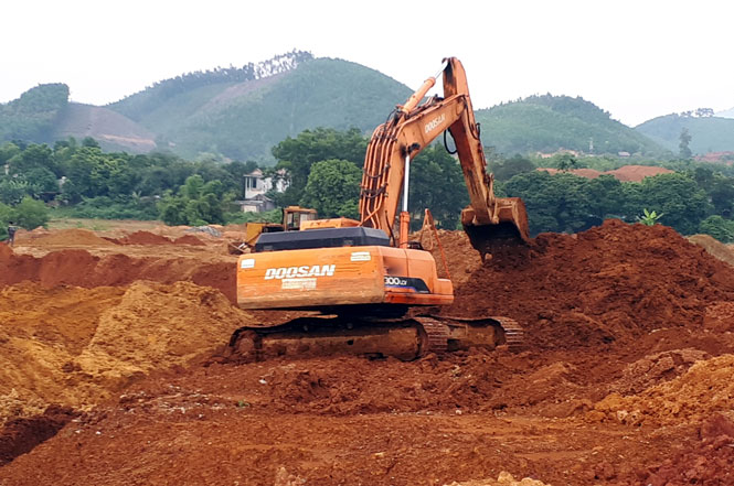  01  Mỏ sắt Trại Cau đang tập trung thải hàng nghìn mét khối đất do sự cố sạt lở tại moong Tầng sâu Núi Quặng. Ở một đơn vị 