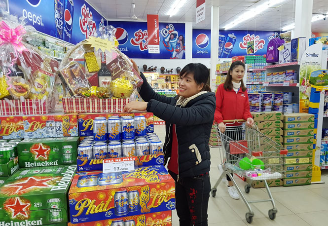  Nhân viên Siêu thị Lan Chi Mart chuẩn bị hàng hóa phục vụ nhu cầu mua sắm dịp Tết.