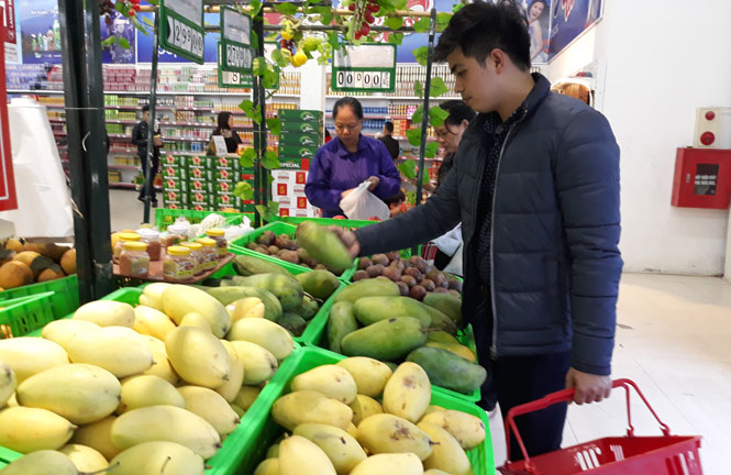  Khách hàng mua trái cây tại Siêu thị Lan Chi Mart.