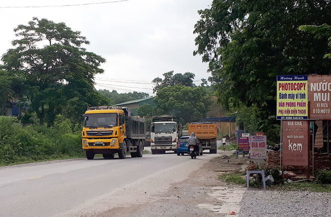  Tuyến Quốc lộ 1B chạy qua xã Hóa Trung (Đồng Hỷ) có chiều dài 5km, thời gian vừa qua, tại đây thường xảy ra các vụ va chạm, tai nạn giao thông giữa ô tô với xe máy khiến người điều khiển phương tiện bị thương vong. Người dân địa phương khi lưu thông qua lại và chứng kiến các vụ tai nạn ở tuyến quốc lộ này cũng cảm thấy rất bất an và mong cơ quan chức năng có biện pháp để giảm thiểu tình trạng mất an toàn giao thông.