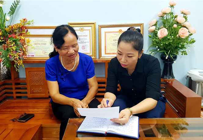  Bà Phan Thị Mai Châu (bên trái)trao đổi công việc với bà Lê Thị Thu An, Bí thư Đảng ủy phường Thịnh Đán .