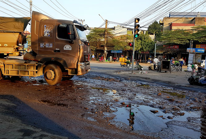  Đường xấu, xe tải trọng lớn thường xuyên qua lại tại khu vực ngã 6, phường Quan Triều rất nguy hiểm cho người dân khi tham gia giao thông.