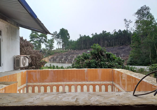  Bể nước dùng để tưới cây của gia đình anh Đặng Quý Văn được xây thành rộng 0,5m và được ốp gạch cả trong và ngoài bể.