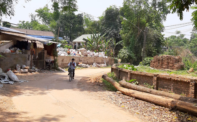  Chỉ trong thời gian ngắn cuối năm 2018, phường Lương Sơn đã vận động nhân dân hiến gần 1.700m2 đất, xã hội hóa mở rộng sẵn mặt bằng để chuẩn bị nâng cấp tuyến đường vào miền Ninh Sơn.