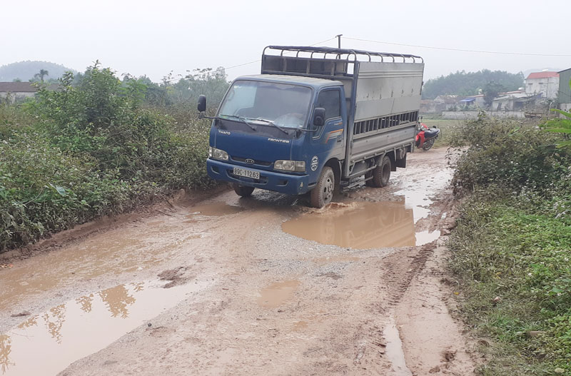  Tuyến đường Tân Cương (T.P Thái Nguyên) - Phúc Tân - Phúc Thuận (T.X Phổ Yên) xuống cấp, với nhiều ổ voi, ổ gà, trơn trượt.