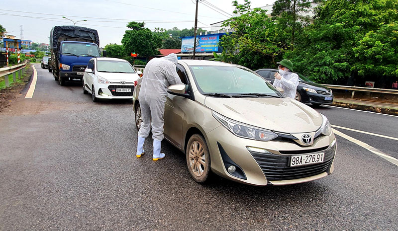  Lực lượng chức năng T.P Thái Nguyên kiểm tra, đo thân nhiệt các lái xe từ các tỉnh khác vào trung tâm Thành phố tại nút giao Thịnh Đán.