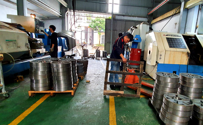  Công nhân Công ty TNHH Thang máy - Cơ khí Tân Lập sản xuất trên dây chuyền tự động.