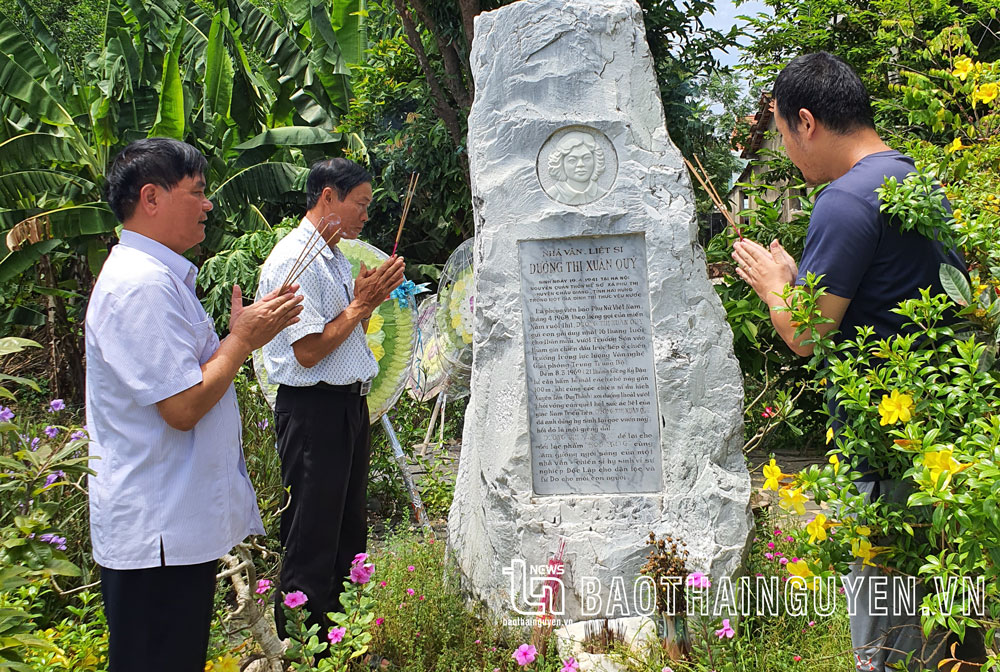  Viếng mộ nhà báo Liệt sĩ Dương Thị Xuân Quý.