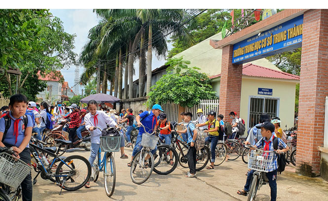  Cổng trường sát với trục đường chính, tường rào Nhà trường che khuất tầm nhìn rất nguy hiểm cho học sinh khi đi từ sân trường ra đường.