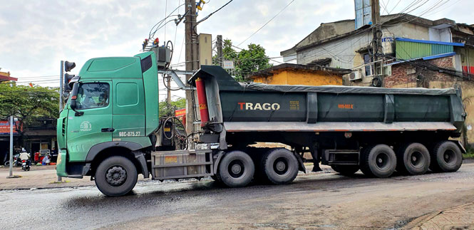  Xe tải trọng lớn chạy qua ngã sáu, phường Quan Triều (T.P Thái Nguyên).