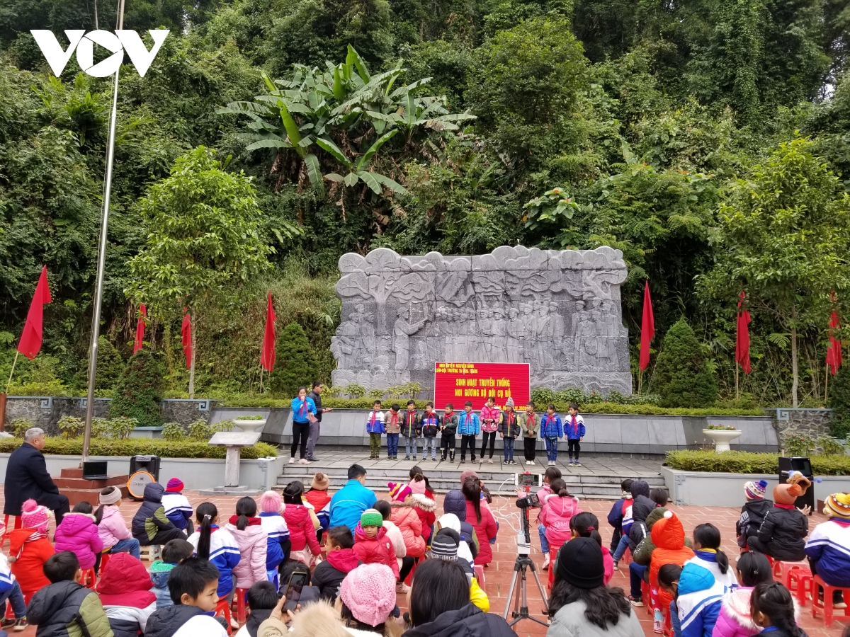  Học sinh trường Tiểu học Hoa Thám, xã Tam Kim, huyện Nguyên Bình tham gia hoạt động ngoại khóa tại Khu di tích.