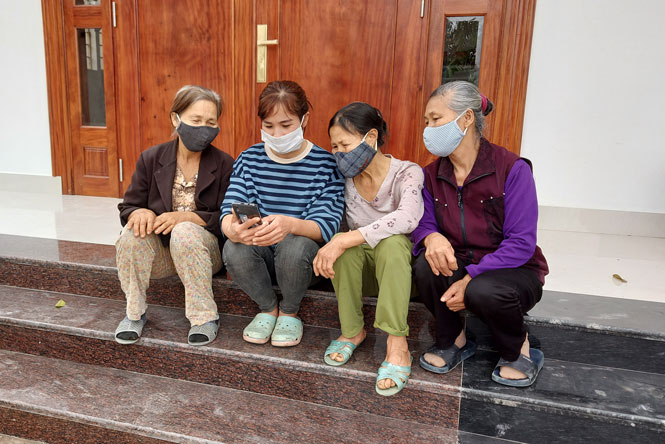  Đoàn viên chi đoàn tổ 14, phường Túc Duyên T.P Thái Nguyên hướng dẫn bà con trong tổ cách cài đặt ứng dụng Bluezone trên điện thoại thông minh. Ảnh: Linh Lan