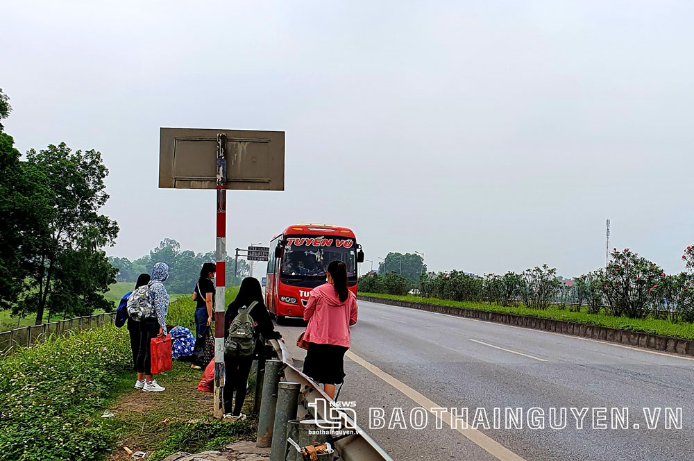  Tình trạng người dân bắt xe khách trên tuyến cao tốc Hà Nội - Thái Nguyên đang tái diễn khá phổ biến. Ảnh chụp gần khu vực cầu Đồng Tiến, TP. Phổ Yên, lúc 9 giờ sáng ngày 7-5.