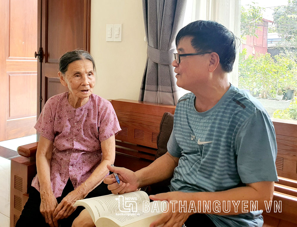 Bà Trần Thị Tám, công dân tổ 11, phường Đồng Quang, kể chuyện với tác giả.