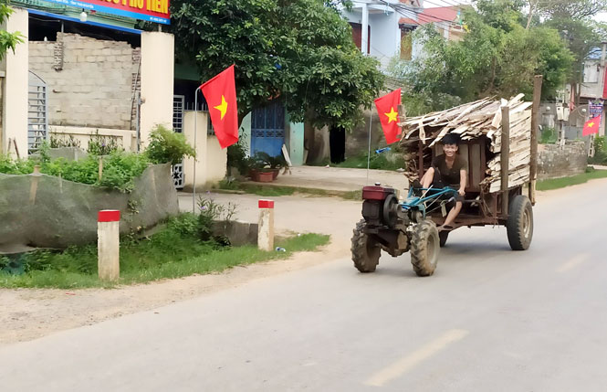  Người dân điều khiển máy cày tự chế chở gỗ ngang nhiên tham gia giao thông trên tuyến Quốc lộ 3C (đoạn đi qua xã Phú Tiến, huyện Định Hóa).