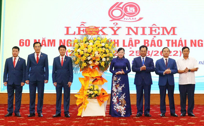  Các đồng chí lãnh đạo tỉnh tặng hoa chúc mừng Báo Thái Nguyên.