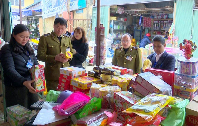  Lực lượng Quản lý thị trường huyện Định Hóa kiểm tra chất lượng hàng hóa của một cửa hàng kinh doanh bánh kẹo tại chợ Sơn Phú, xã Sơn Phú (Định Hóa).