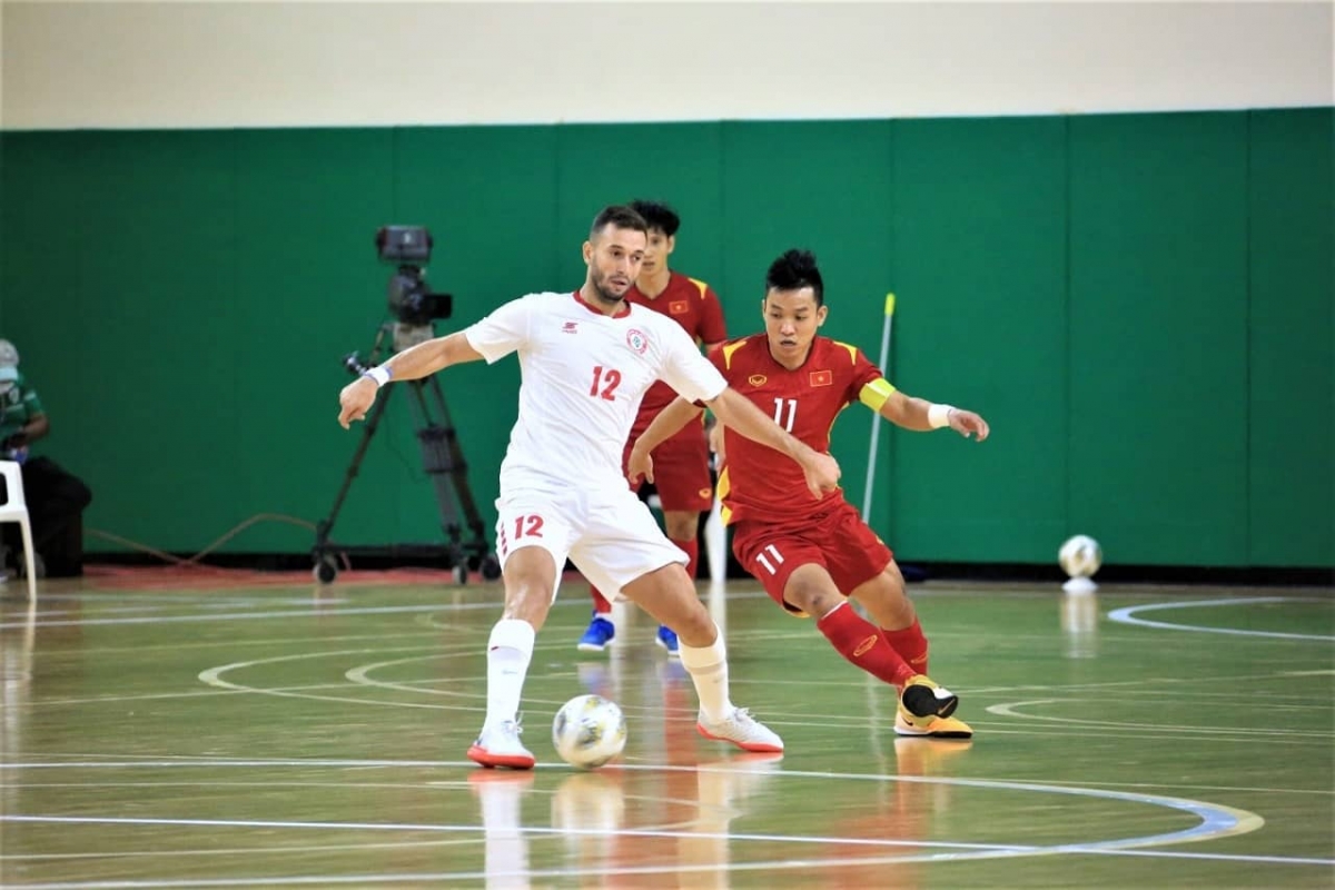  Pha tranh bóng giữa các cầu thủ đội tuyển futsal Việt Nam và đội tuyển futsal Lebanon trong trận đấu play-off lượt đi.