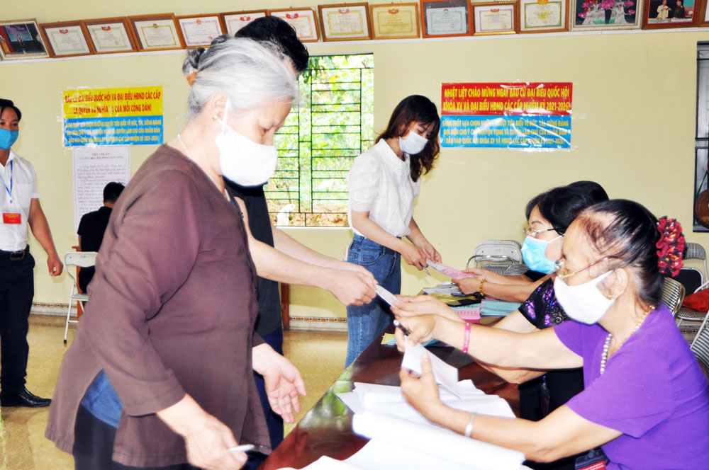 Cử tri cao tuổi xã Bình Sơn (T.P Sông Công)  thực hiện hiện nghiêm túc quyền công dân tại nơi bỏ phiếu.