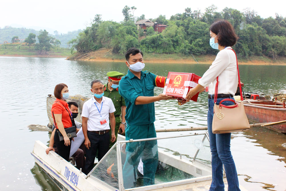 Cán bộ Tổ bầu cử số 3 (phường Thịnh Đán, T.P Thái Nguyên) đã tổ chức di chuyển hòm phiếu phụ từ  Nhà văn hóa tổ 11 vượt qua quãng đường 15 km, trong đó có 2km đường thủy để vào điểm bỏ phiếu tại đảo Kim Bảng, đảo Long Hội (hồ Núi Cốc). Sau đó, 45 cử tri ở đảo Kim Bảng, 23 cử tri ở đảo Long đã nhanh chóng thực hiện quyền bầu cử của mình.