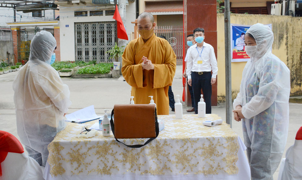 Thượng tọa Thích Nguyên Thành, Trưởng ban Trị sự Giáo hội Phật giáo Việt Nam tỉnh Thái Nguyên thực hiện quyền bầu cử tại phường Hoàng Văn Thụ, T.P Thái Nguyên.