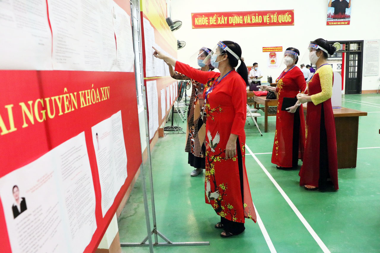 Cử tri thành phố Thái Nguyên nghiên cứu tiểu sử  ứng cử viên đại biểu Quốc hội và đại biểu HĐND các cấp, nhiệm kỳ 2021-2026.