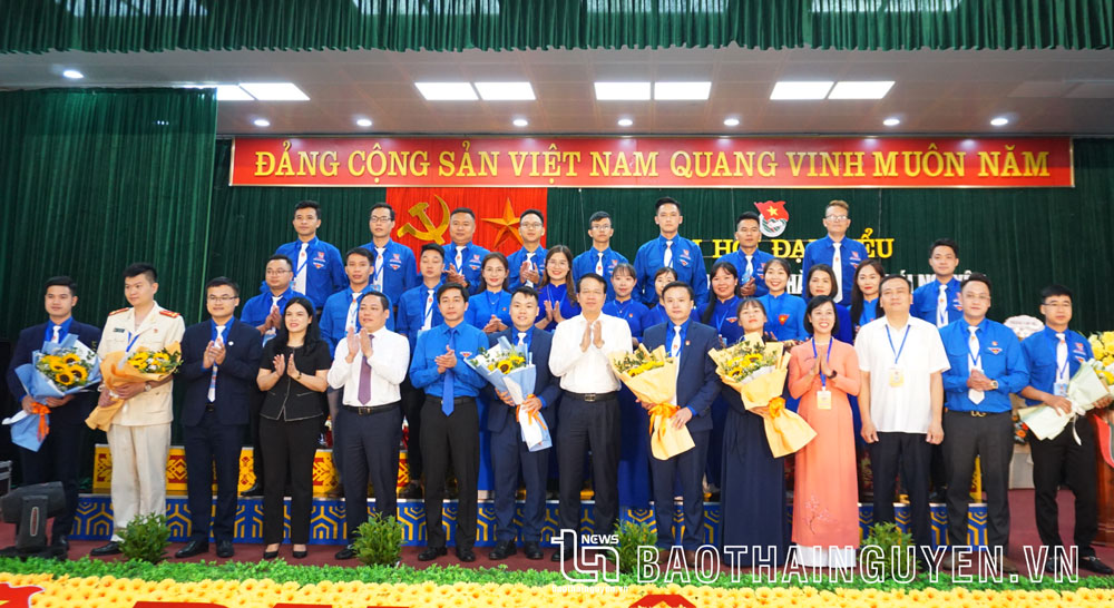 Ban Chấp hành Đoàn TNCS Hồ Chí Minh TP. Thái Nguyên nhiệm kỳ 2022-2027 ra mắt Đại hội.