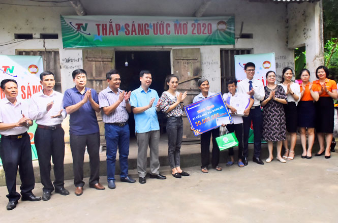  Gia đình bà Hà Thị Thơm, xã Khe Mo, nhận hỗ trợ từ chương trình “Thắp sáng ước mơ”