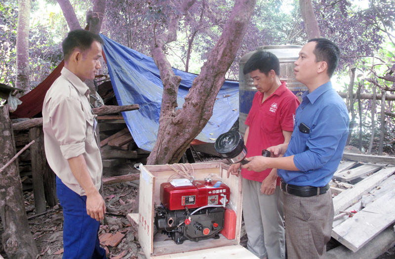  Cán bộ khuyến nông hướng dẫn anh Lao Văn Phủ cách bảo dưỡng đầu nổ để sử dụng lâu dài.