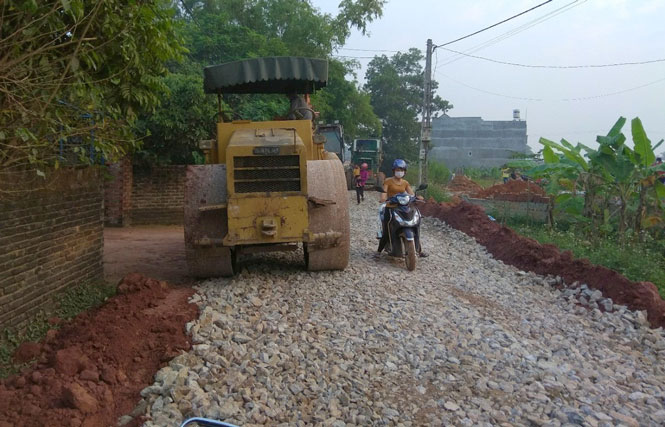  Đơn vị thi công đang triển khai làm đường tại khu vực xóm Tiền Phong, xã Thanh Ninh.