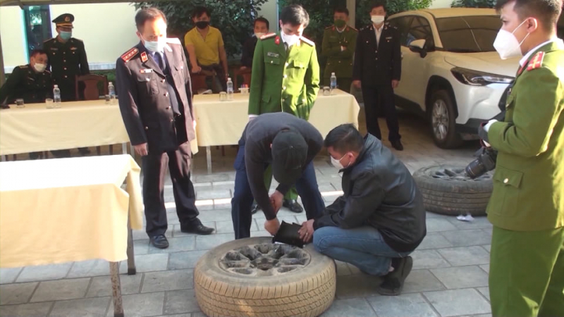  Lực lượng chức năng Điện Biên thu giữ 99 bánh heroin giấu trong lốp xe ô tô vào tháng 12/2021.
