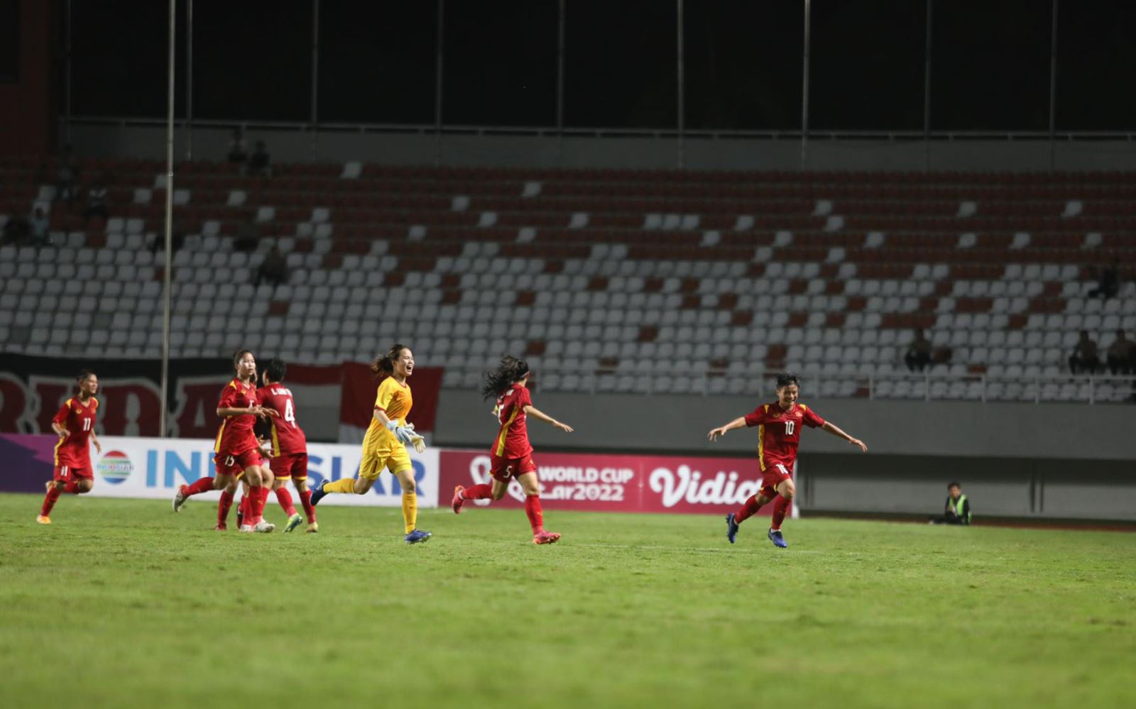   Đội tuyển U18 nữ Việt Nam (áo đỏ) ăn mừng bàn thắng trước U18 nữ Indonesia.