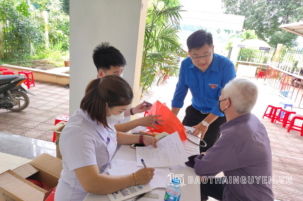  Đoàn viên thanh niên Trung tâm Y tế huyện Phú Lương khám, chữa bệnh và cấp phát thuốc miễn phí cho người dân xã Động Đạt (Phú Lương).