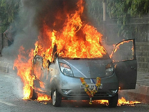 Bức ảnh chụp ngagrave;y 21/3, khi một chiếc Tata Nano mới tinh chigrave;m trong ngọn lửa ở ngoại ocirc; Mumbai.