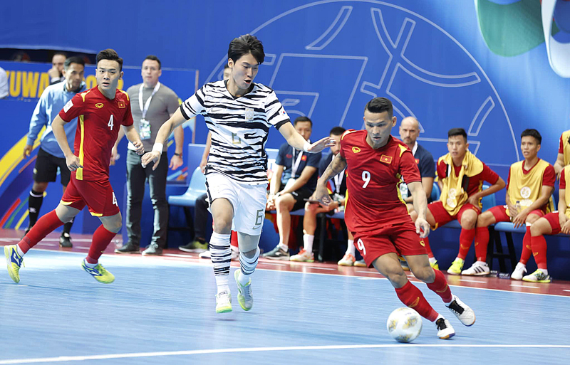   Pha tranh bóng giữa các cầu thủ đội tuyển futsal Việt Nam (áo đỏ) và các cầu thủ Hàn Quốc.