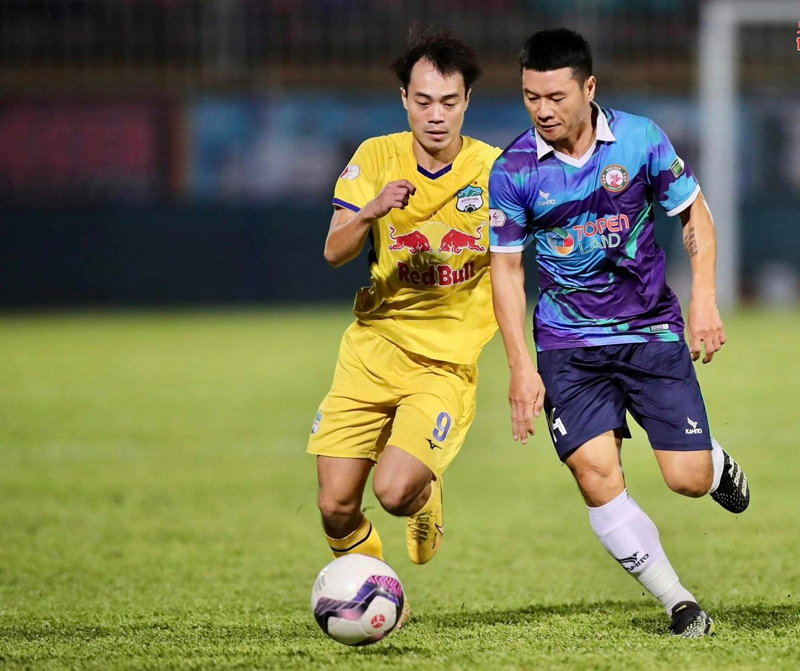  Một pha bóng trong trận Hoàng Anh Gia Lai (áo vàng) hòa Topenland Bình Định 1-1.