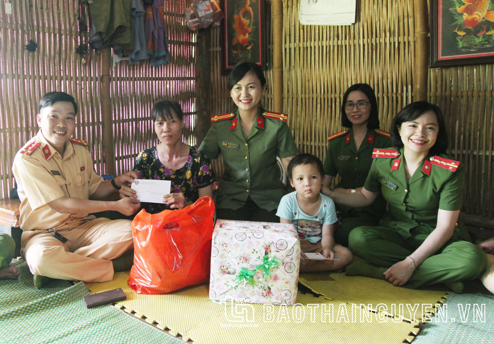 Hội Phụ nữ Công an tỉnh phối hợp tặng quà cho trẻ em có hoàn cảnh khó khăn.
