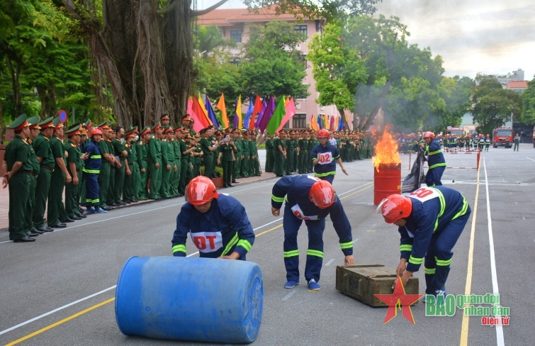  Đội tuyển Cục Quân huấn, Bộ Tổng tham mưu thực hành phần thi chữa cháy kết hợp di chuyển tài sản, chống cháy lan, cự ly 100m.
