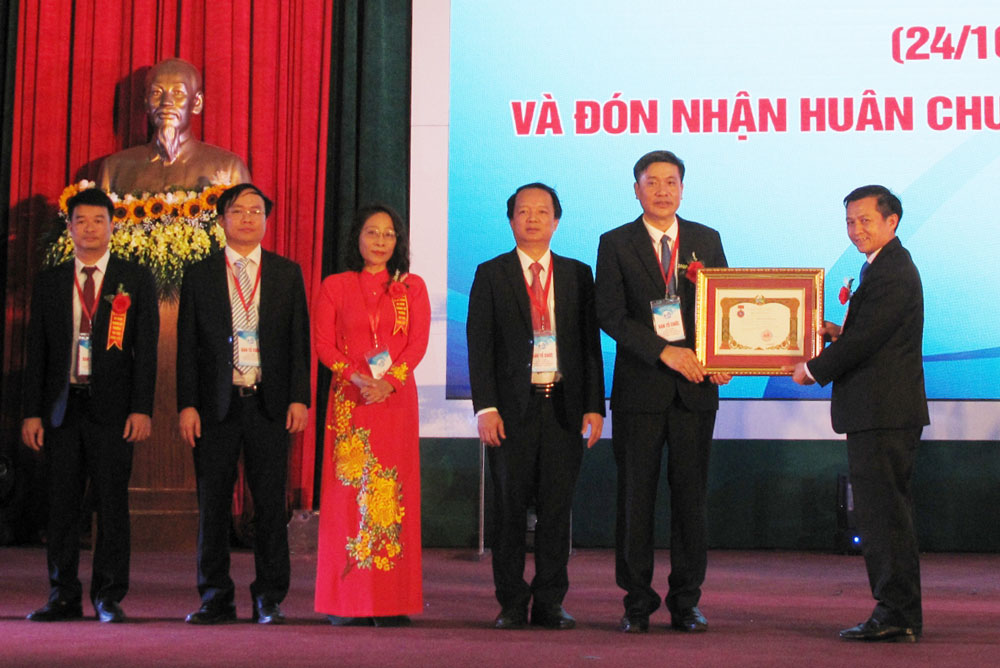  Tham tán, Phó Đại sứ đặc mệnh toàn quyền Nước CHDCND Lào tại Việt Nam Chanthaphone Khammanichanh trao Huân chương Hữu nghị cho Ban Giám hiệu Nhà trường.