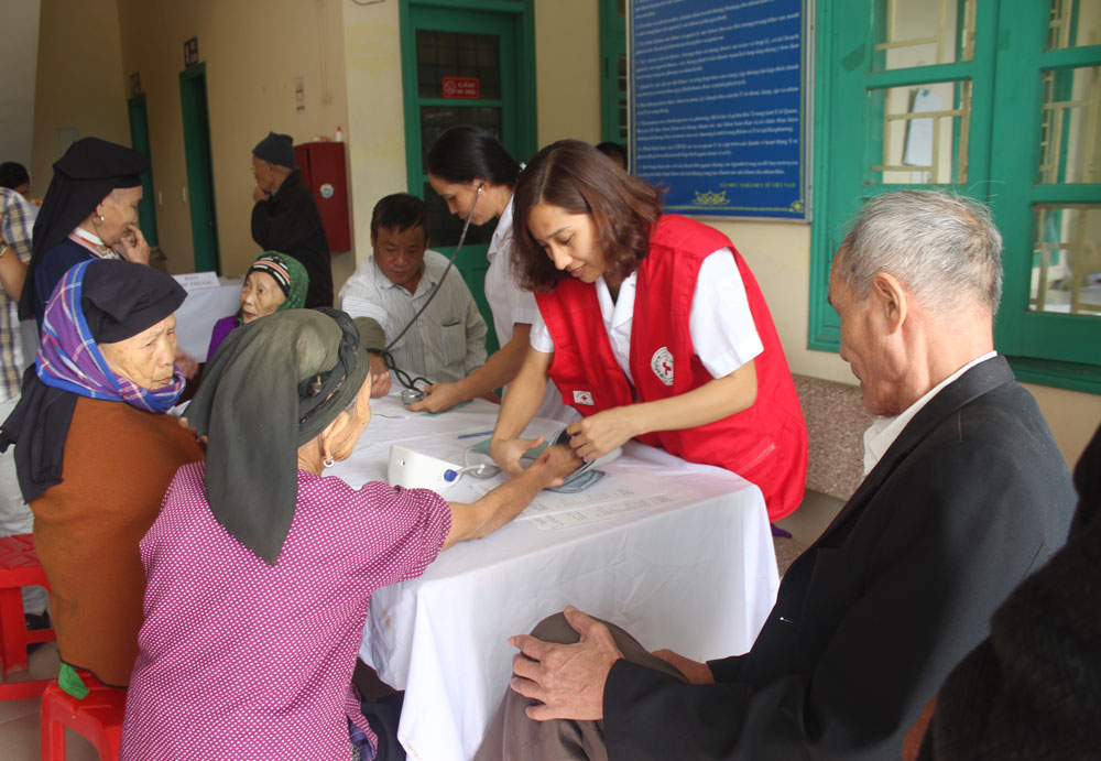  Hội Chữ thập đỏ huyện Đại Từ phối hợp với Trung tâm Y tế tổ chức khám bệnh cho người có hoàn cảnh khó khăn.