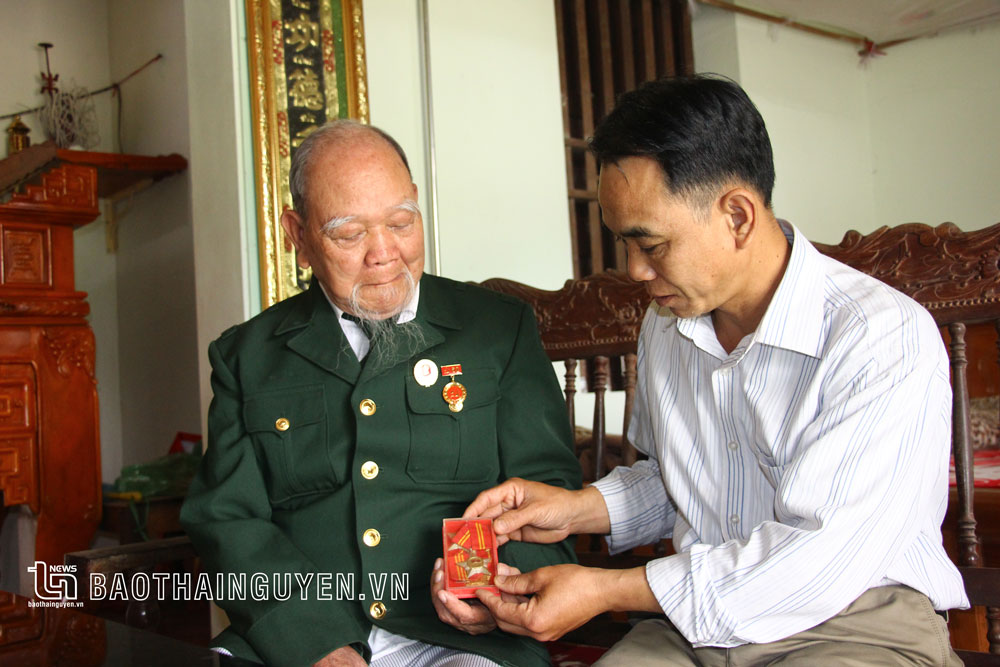  Cụ Ma Đình Bài chia sẻ với con trai Ma Đình Tuấn về những kỷ vật thời kỳ kháng chiến.