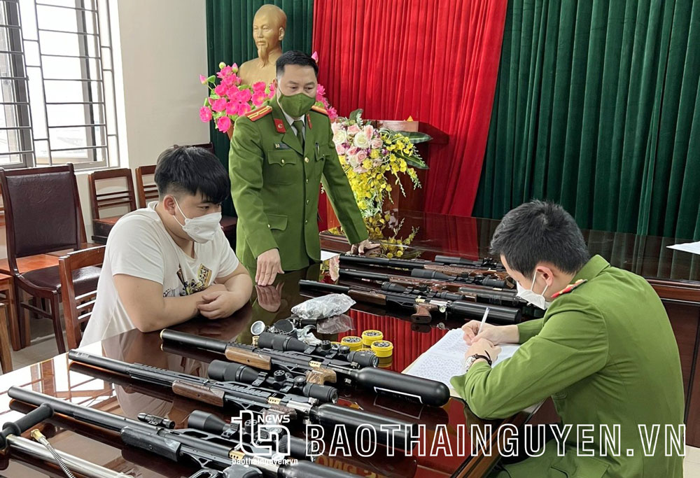 Công an TP. Thái Nguyên lấy lời khai lái xe ô khách tuyến Bắc Giang – Thái Nguyên chở hàng nghìn viên đạn chì và các linh kiện súng hơi khí nén, tháng 3-2022.