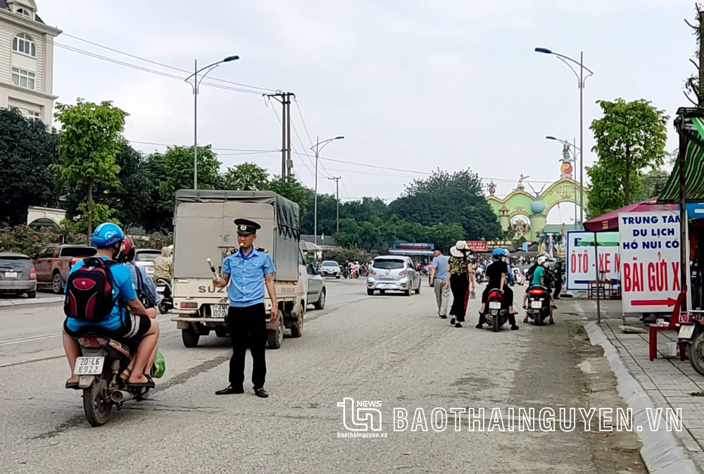 Những người mặc quần áo bảo vệ ngang nhiên đứng ra đường, chỉ dẫn, chèo kéo, thậm chí ép buộc du khách đưa xe vào bãi trông giữ của họ. (Ảnh chụp sáng 30-4-2022).