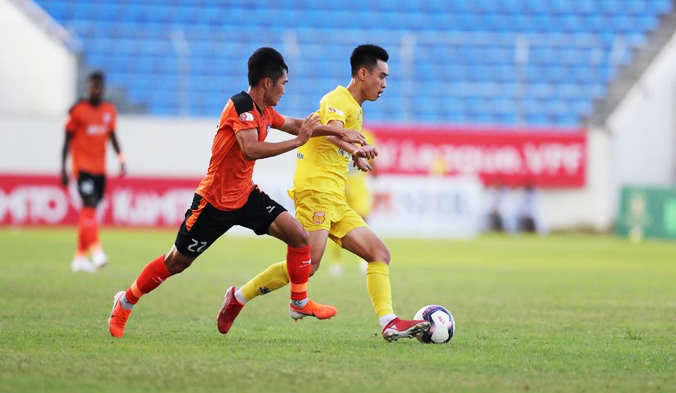   Pha tranh bóng giữa các cầu thủ SHB Đà Nẵng (áo cam) và các cầu thủ Nam Định FC.