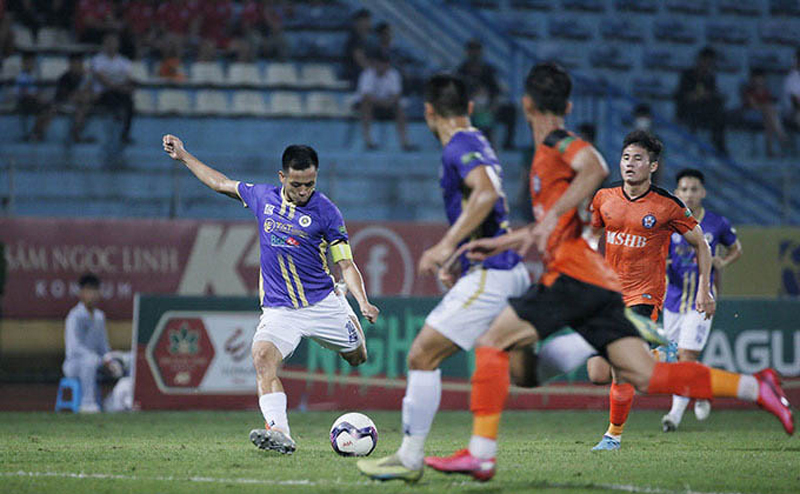  Pha tranh bóng giữa các cầu thủ Hà Nội FC và SHB Đà Nẵng (áo cam).
