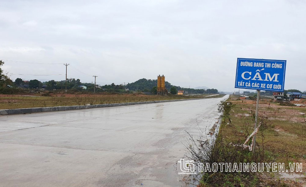  Mặc dù đơn vị thi công tuyến đường Bắc Sơn kéo dài đã cắm biển cấm nhưng nhiều phương tiện vẫn đi vào.