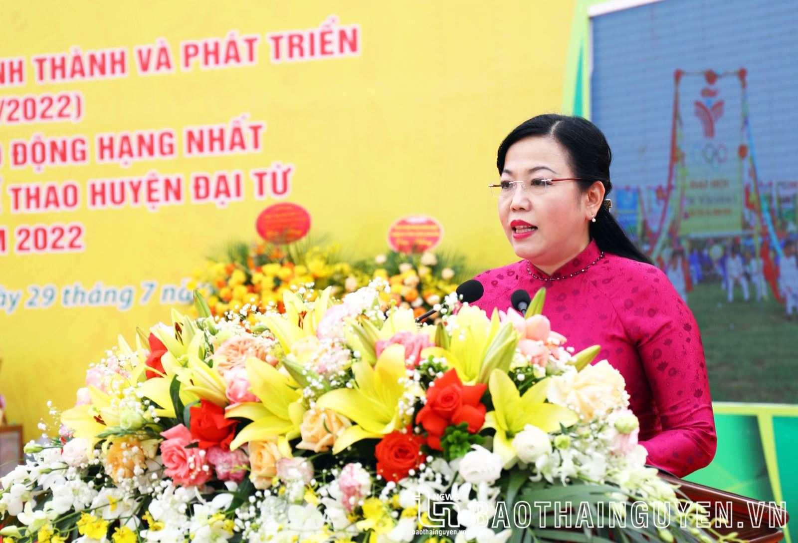  Đồng chí Bí thư Tỉnh ủy phát biểu chúc mừng Đảng bộ, chính quyền và Nhân dân các dân tộc huyện Đại Từ.