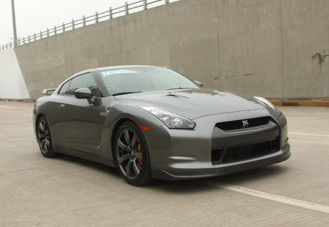 GT-R mạnh mẽ với nước sơn xaacute;m, nội thất đen.